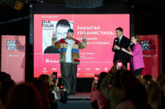 现场汇聚了跨越82